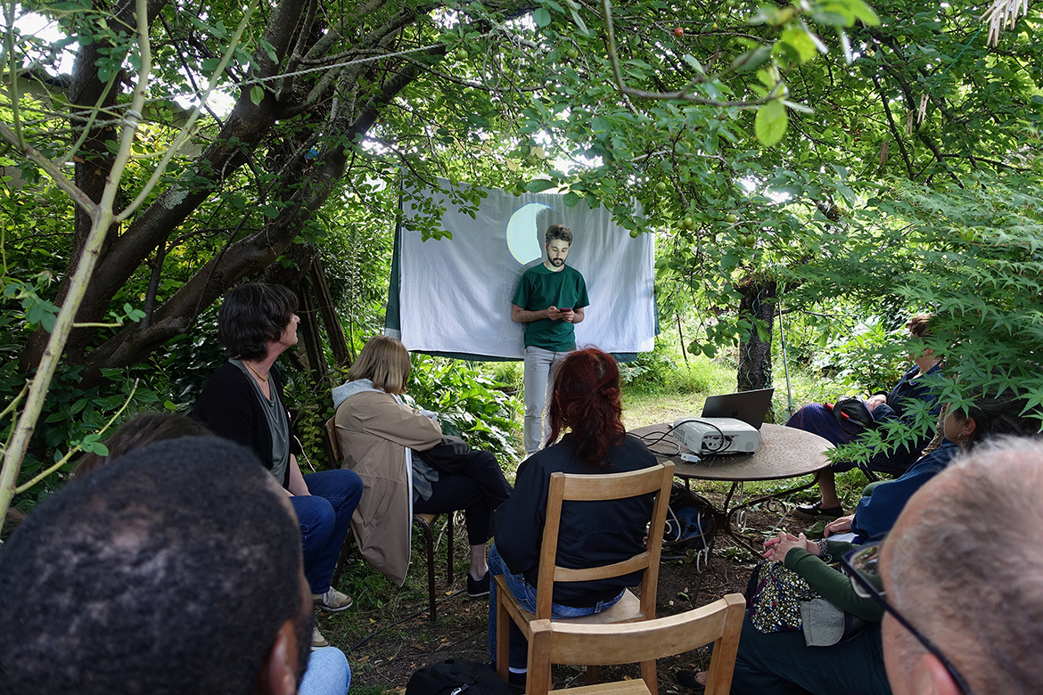 Performance, Un col de chemise bleue, Gilles Sage, Diffractis au jardin, Agnès Torres