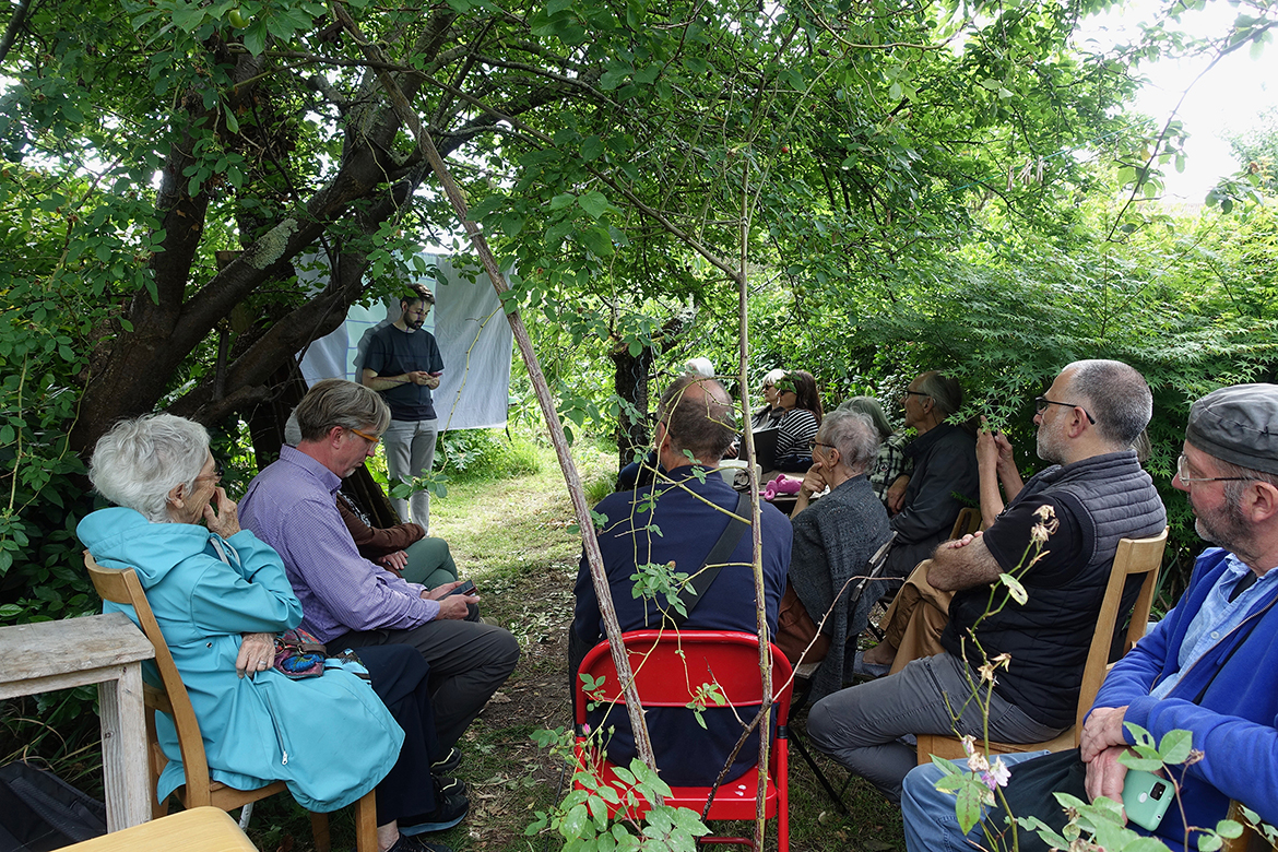 Performance, Un col de chemise bleue, Gilles Sage, Diffractis au jardin, Agnès Torres