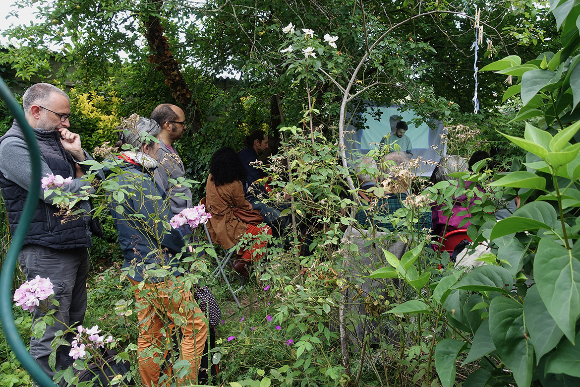Performance, Un col de chemise bleue, Gilles Sage, Diffractis au jardin, Agnès Torres