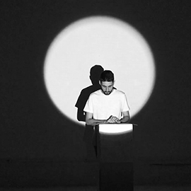 Performance, Un col de chemise bleue, Gilles Sage